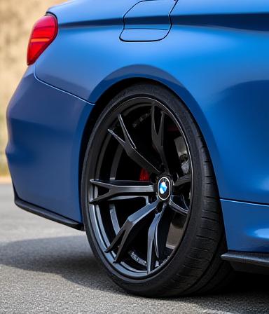 BMW M4 con kit de carbono y suspensiones KW